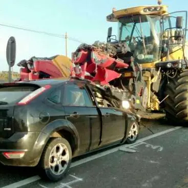 Auto contro trattore, morta la donna già gravemente ferita