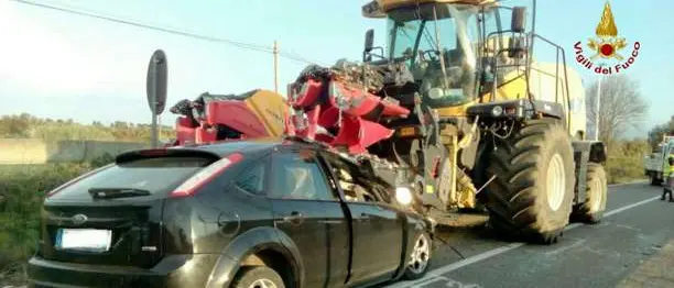 Auto contro trattore, morta la donna già gravemente ferita