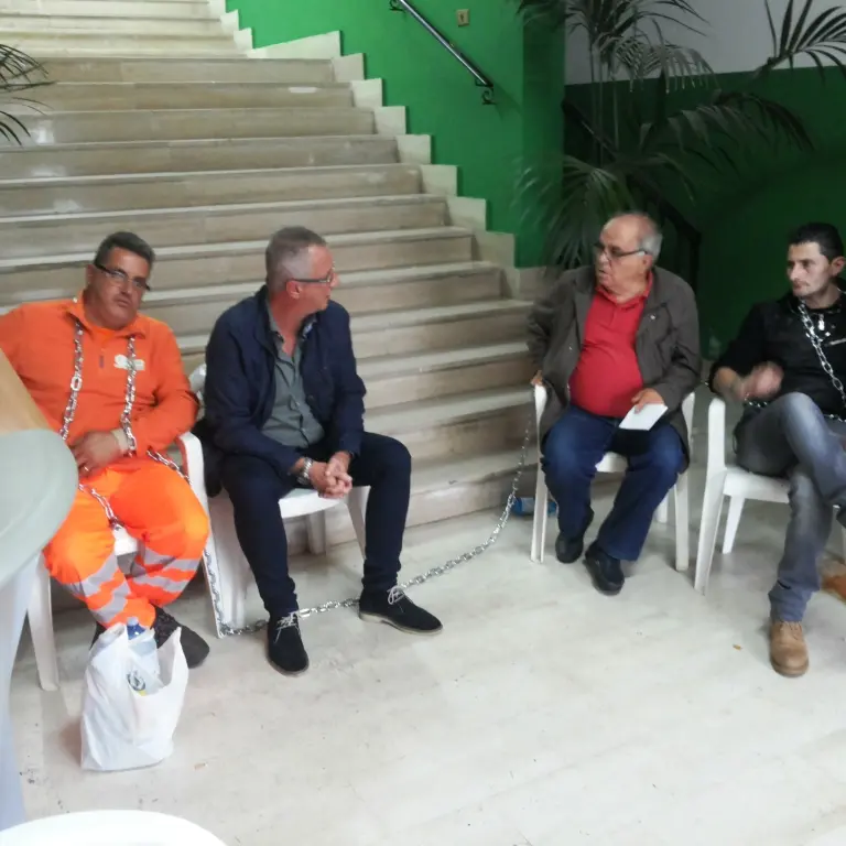 La ditta pignorata da Equitalia non paga gli stipendi. Lavoratori in catene a Pizzo