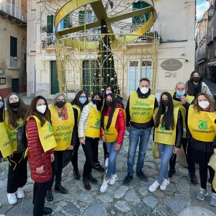 Puliamo il mondo, a Tropea gli studenti liberano il borgo dalle cicche di sigaretta