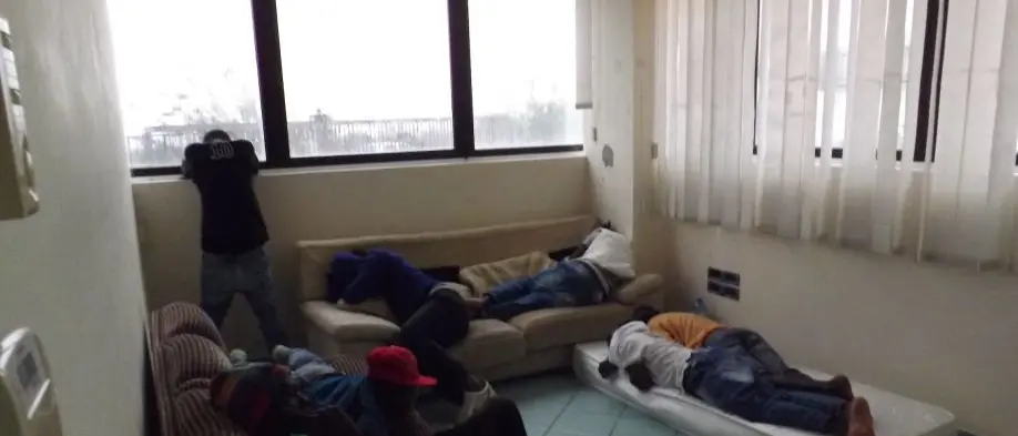 Ospitava 31 migranti minorenni, capannone sequestrato a Maierato