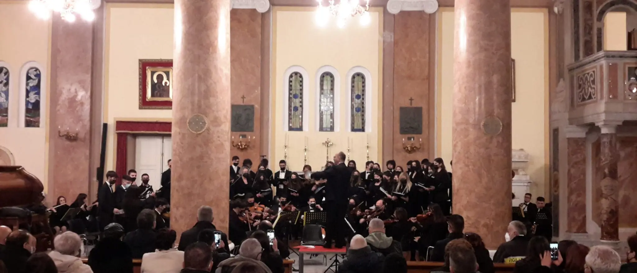 Mileto, successo per il concerto dell’orchestra e coro “Vito Capialbi”