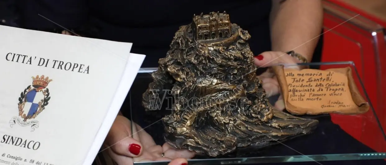 Tropea: il sindaco conferisce la cittadinanza onoraria a Santelli e Gabbo - Video