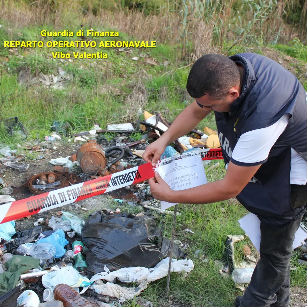 Scoperta discarica di eternit a Vibo, denunciato il proprietario del terreno