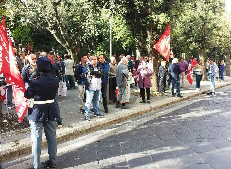 In corso la visita del ministro Orlando, fuori dal Tribunale sit-in della Cgil