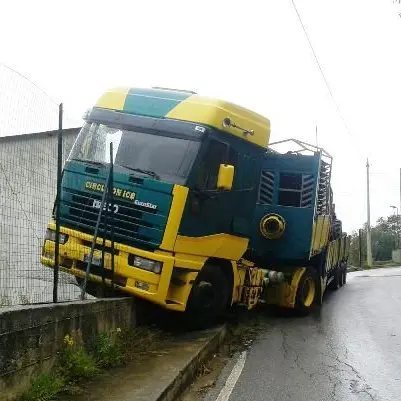 Tir fuori controllo finisce sull’isola ecologica, panico a Filadelfia