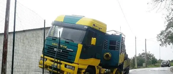 Tir fuori controllo finisce sull’isola ecologica, panico a Filadelfia