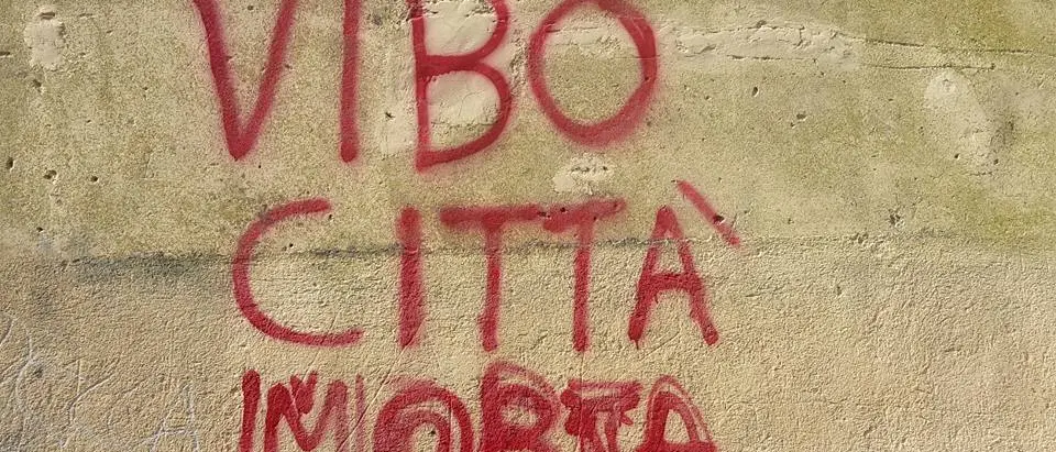 Una città sospesa tra il teatrino della politica e le classifiche di Legambiente