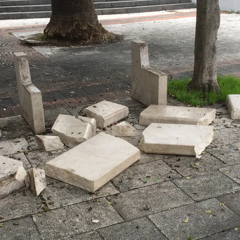 Vibo Marina, vandali distruggono una delle panchine di piazza” “Satriani”