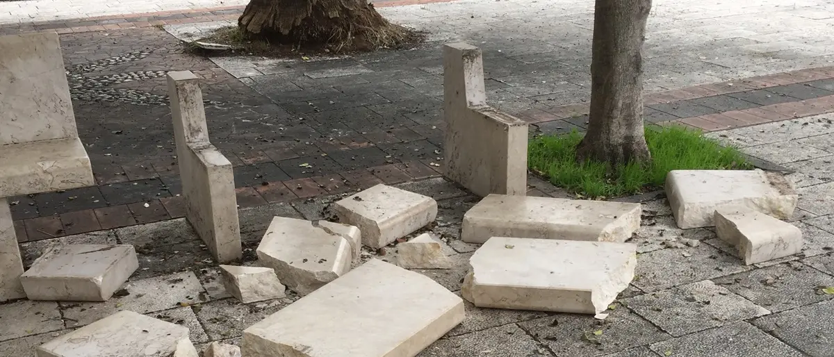 Vibo Marina, vandali distruggono una delle panchine di piazza” “Satriani”