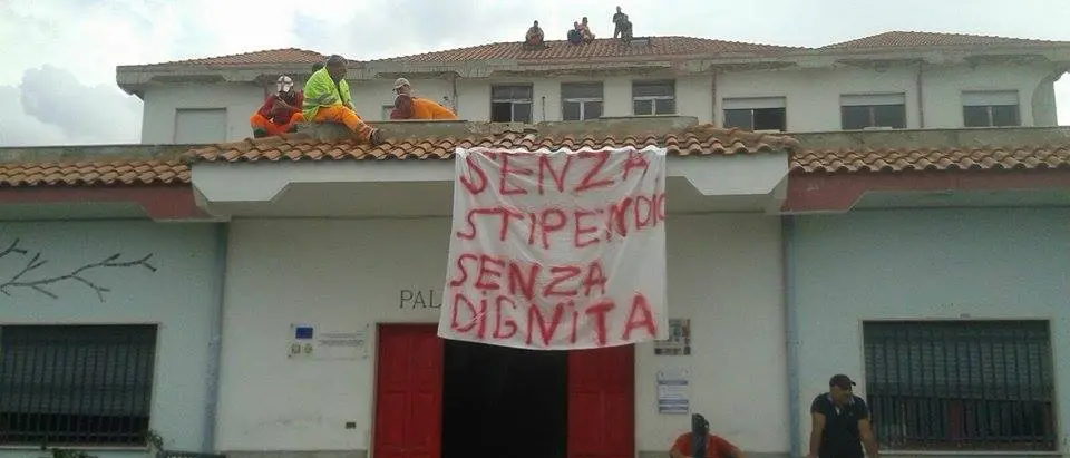 Senza stipendio da mesi. Operai sul tetto del Comune a Pizzo