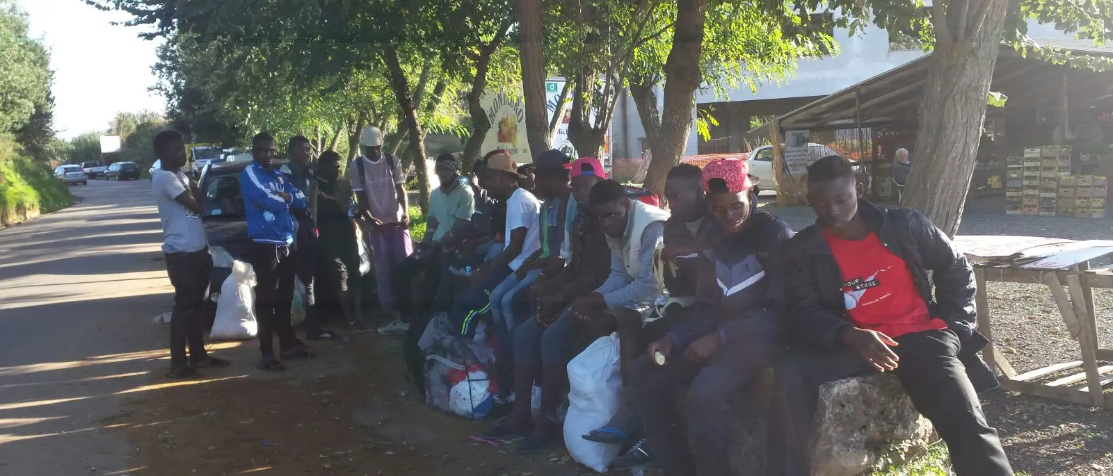 Migranti in protesta allo svincolo di Pizzo, chiedono condizioni migliori