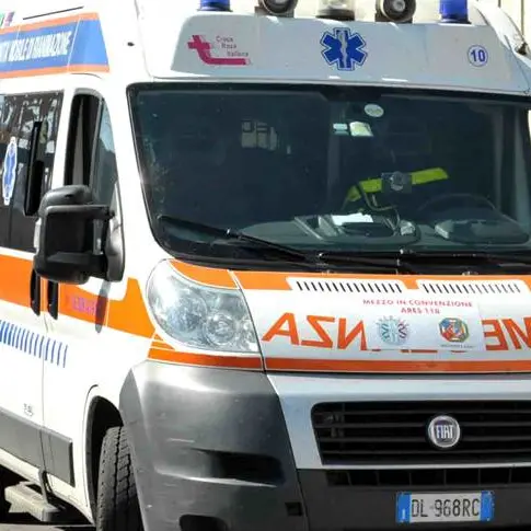 Auto fuori strada su viale della Pace, giovane in coma