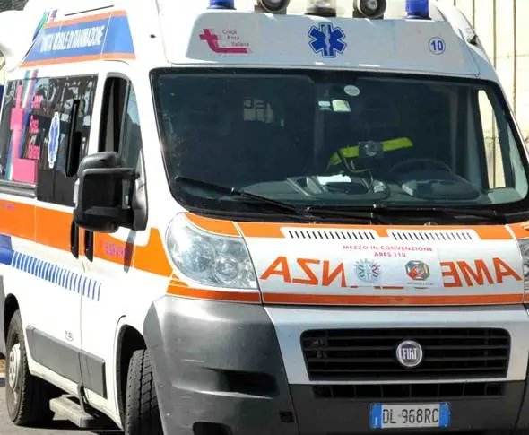Auto fuori strada su viale della Pace, giovane in coma