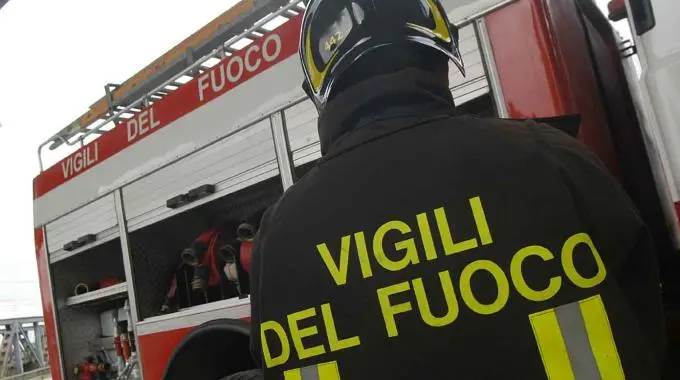 Veicolo dell'Ased bloccato e dato alle fiamme
