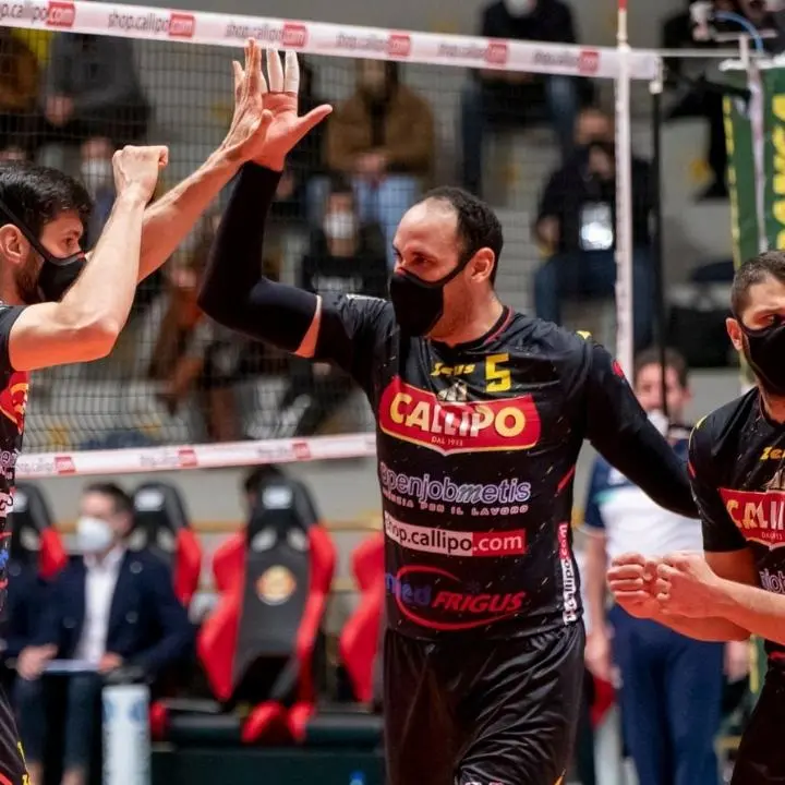 Volley, nella gara tra Tonno Callipo-Modena giocatori in campo con le mascherine Ffp2