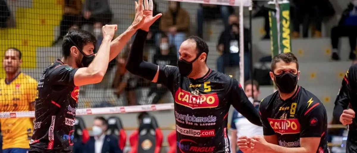 Volley, nella gara tra Tonno Callipo-Modena giocatori in campo con le mascherine Ffp2