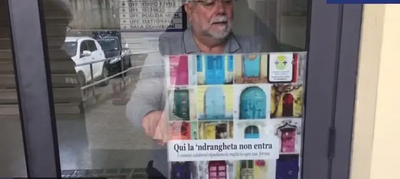 Limbadi, rubata la targa antimafia all’ingresso del Comune - Video