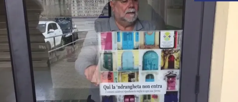 Limbadi, rubata la targa antimafia all’ingresso del Comune - Video