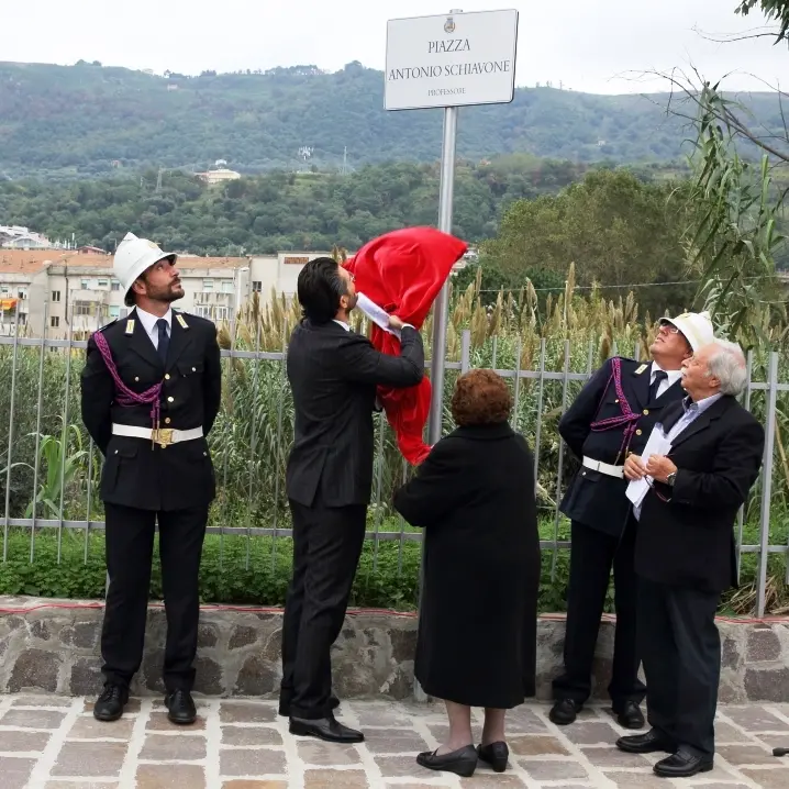 Una piazza dedicata al professor Antonio Schiavone