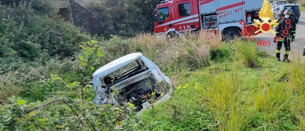Drammatico incidente nel Cosentino, muore una donna nello scontro tra un’auto e un furgone