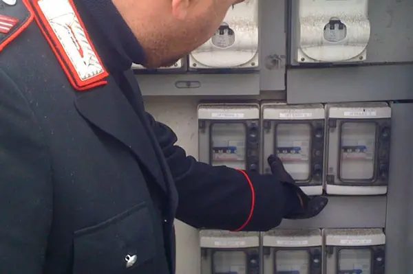 Avrebbe sottratto energia elettrica per 50mila euro, scoperto dai carabinieri