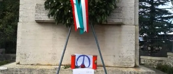 Attentati di Parigi, Anpi e Cgil depongono fiori e lumini per omaggiare le vittime