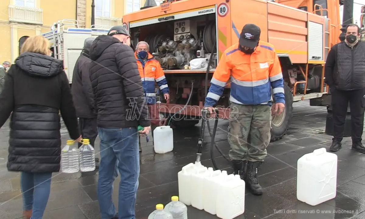 Emergenza idrica a Vibo Valentia: cittadini esasperati assediano le autobotti - Video