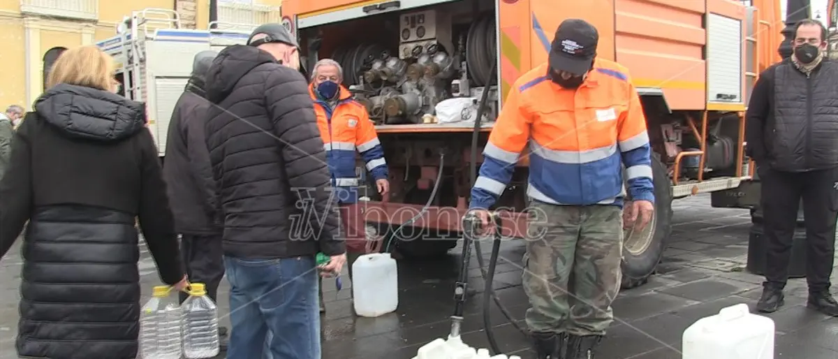 Emergenza idrica a Vibo Valentia: cittadini esasperati assediano le autobotti - Video