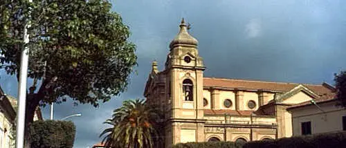 Limbadi, ordinanza di chiusura per lo storico bar di piazza Marconi