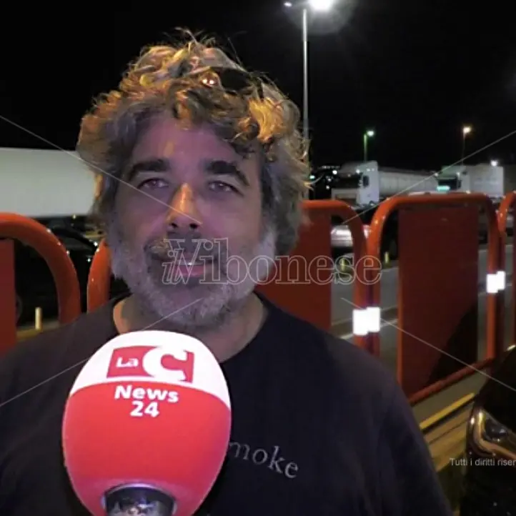 Senza green pass non può tornare a casa e si accampa agli imbarchi: «Bloccato in Calabria»