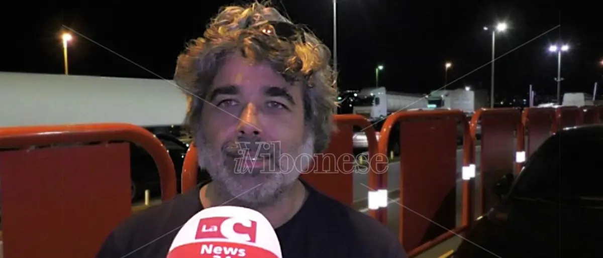 Senza green pass non può tornare a casa e si accampa agli imbarchi: «Bloccato in Calabria»