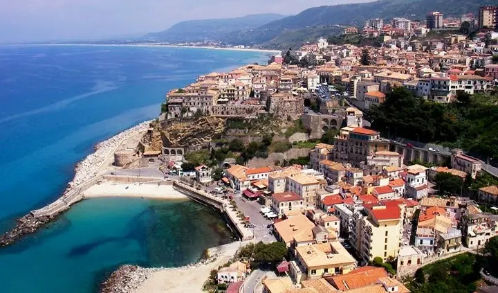 Condizioni del mare a Pizzo, è polemica tra Callipo e Paolillo