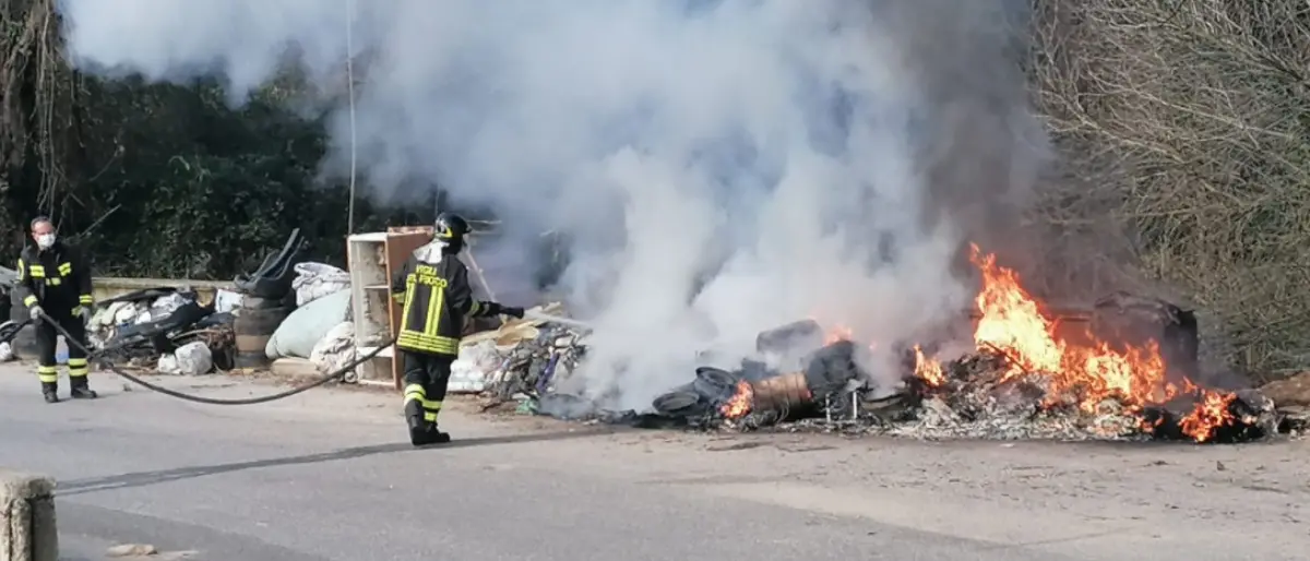 Filandari, incendio coinvolge discarica abusiva lungo la Provinciale num. 30