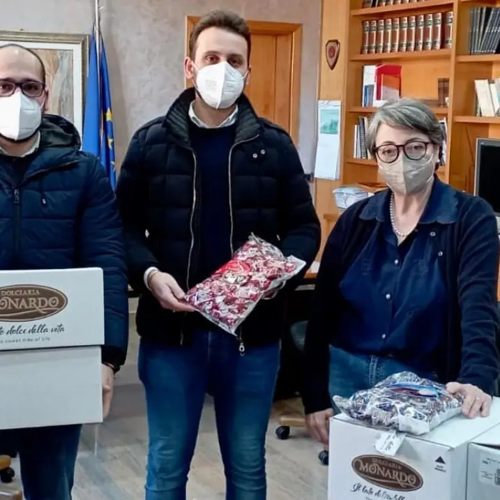Cioccolatini in regalo per i centri vaccinali del Vibonese