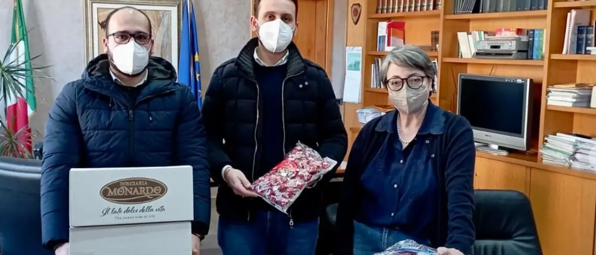 Cioccolatini in regalo per i centri vaccinali del Vibonese