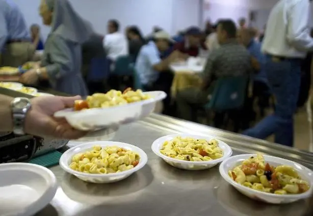 Free meals are served in a \\\"soup kitchen\\\" run by the Sant'Egidio Christian community in Rome September 17, 2008. The euro zone's third largest economy, Italy has been one of its most sluggish performers for more than a decade, and has suffered more than most of its partners from surging oil prices, a strong currency and the international slowdown. Statistics show that Italy is growing older and poorer while the economy underperforms its European peers. To match feature FINANCIAL-ITALY/POOR REUTERS/Tony Gentile (ITALY)