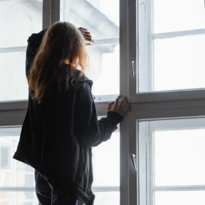 Covid, lo sfogo di una famiglia del Vibonese: «Mia madre, paziente fragile, abbandonata da tutti»