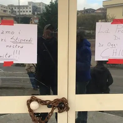 Provincia, i lavoratori bloccano l’ingresso alla sede