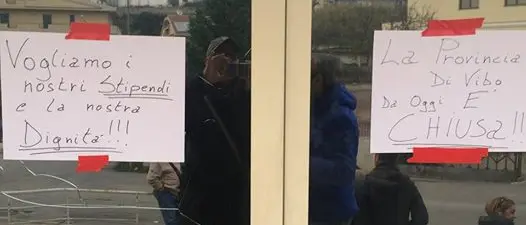 Provincia, i lavoratori bloccano l’ingresso alla sede