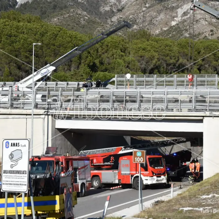 Tir si ribalta in A2: muore autista di una ditta del Vibonese
