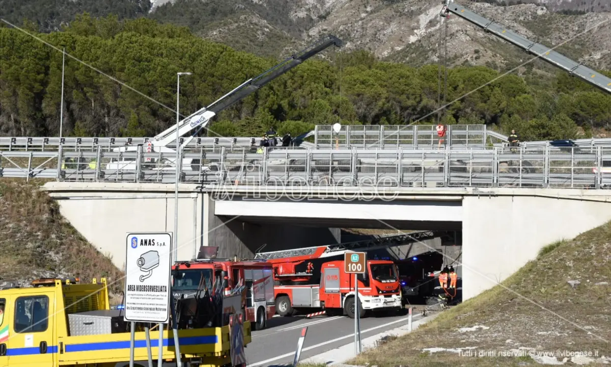 Tir si ribalta in A2: muore autista di una ditta del Vibonese