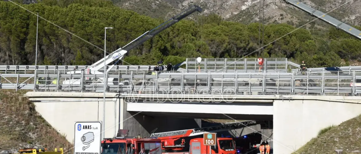 Tir si ribalta in A2: muore autista di una ditta del Vibonese