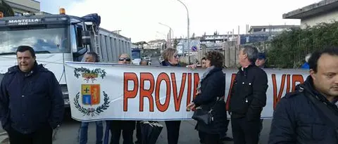 Provincia, bloccata via degli Artigiani. I dipendenti sperano nel Giudice del Lavoro