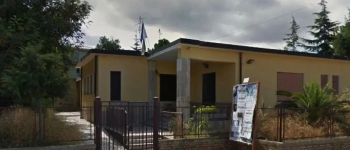 Scuola di Portosalvo chiusa per lavori fatti male, l'assessore non convince Luciano