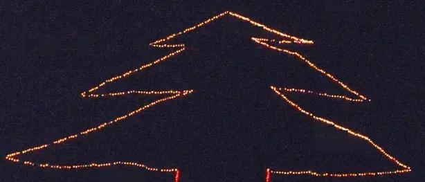Lo spirito natalizio si “accende” con l’albero di luci sulla collina di Stefanaconi