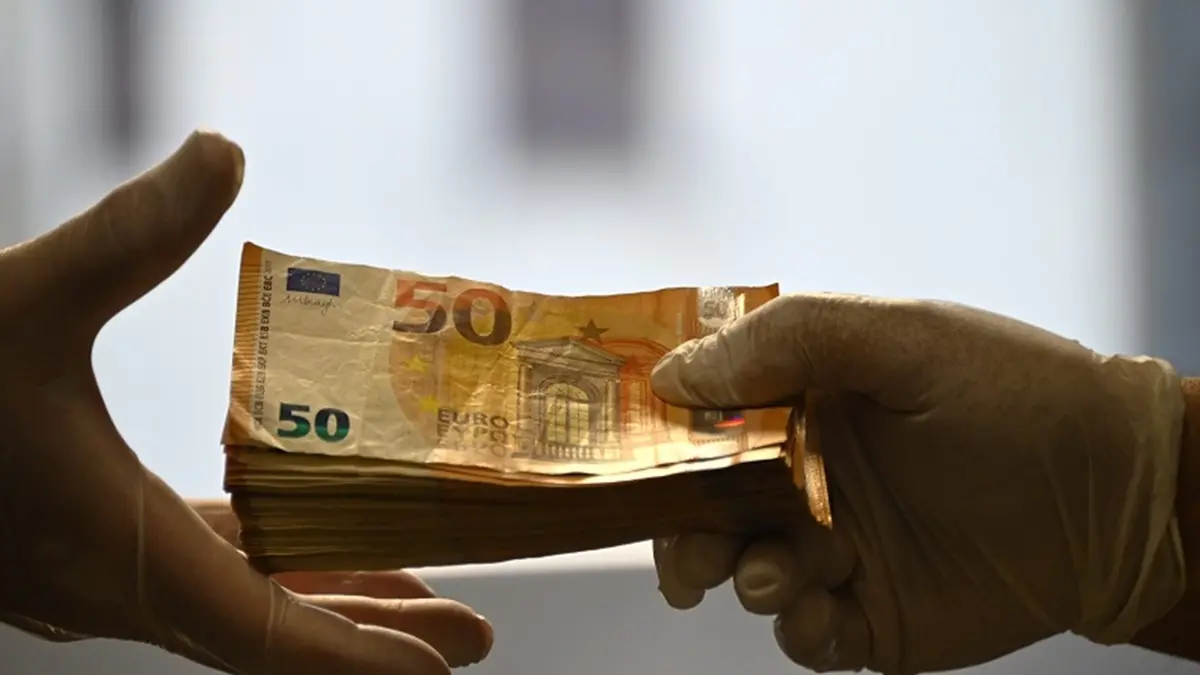 SOLDI MAZZETTA FINANZIAMENTI FINANZIAMENTO A FONDO PERDUTO RILANCIO ECONOMIA POST EMERGENZA CORONAVIRUS CORONA VIRUS COVID19 COVID 19 FASE 2 BANCONOTA BANCONOTE DA 50 CINQUANTA EURO GUANTI PROTETTIVI MANI , IMAGOECONOMICA