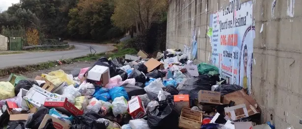 Rifiuti, Cutrullà al vetriolo contro Costa: «Fallita la sua cura. Situazione disastrosa»