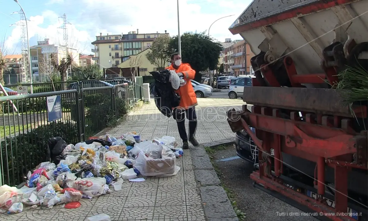 Vibo, nei rifiuti indizi sull’identità dei “lordazzi”, individuati e multati - Video