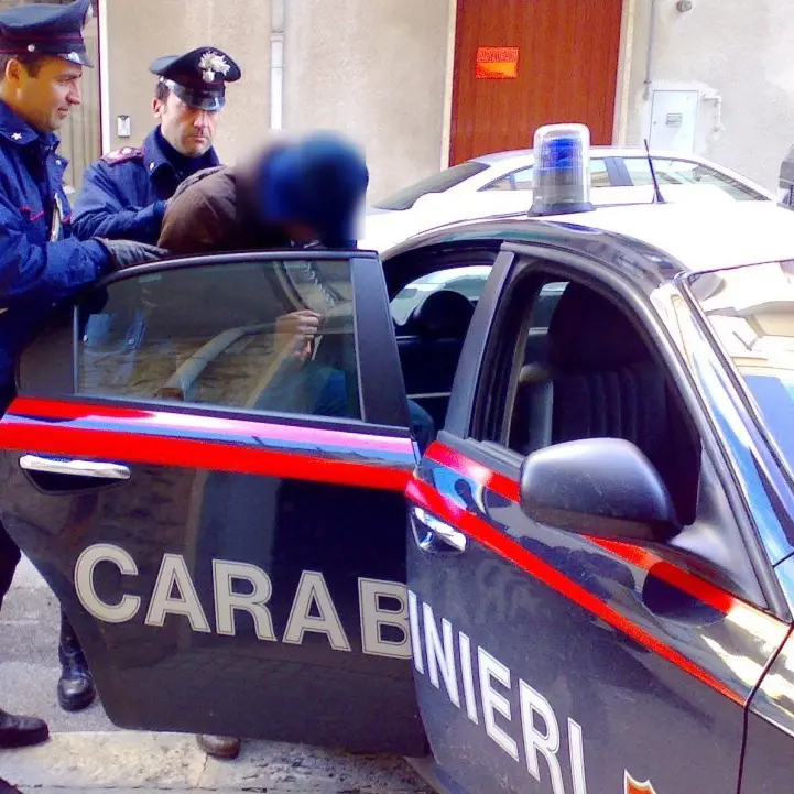 Ubriaco ruba auto e si schianta contro un negozio